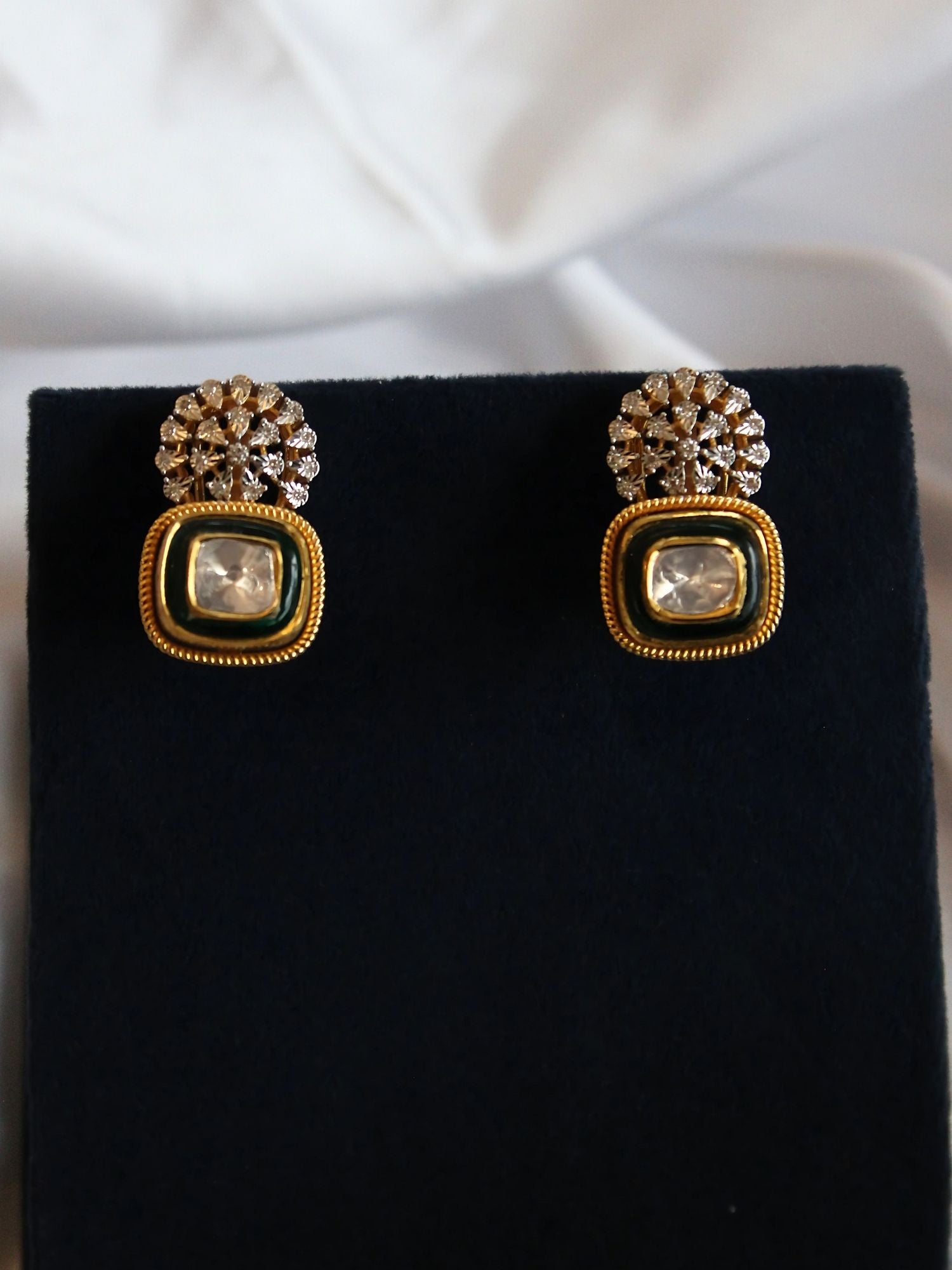 Symmetry in Sparkle Polki Choker Necklace